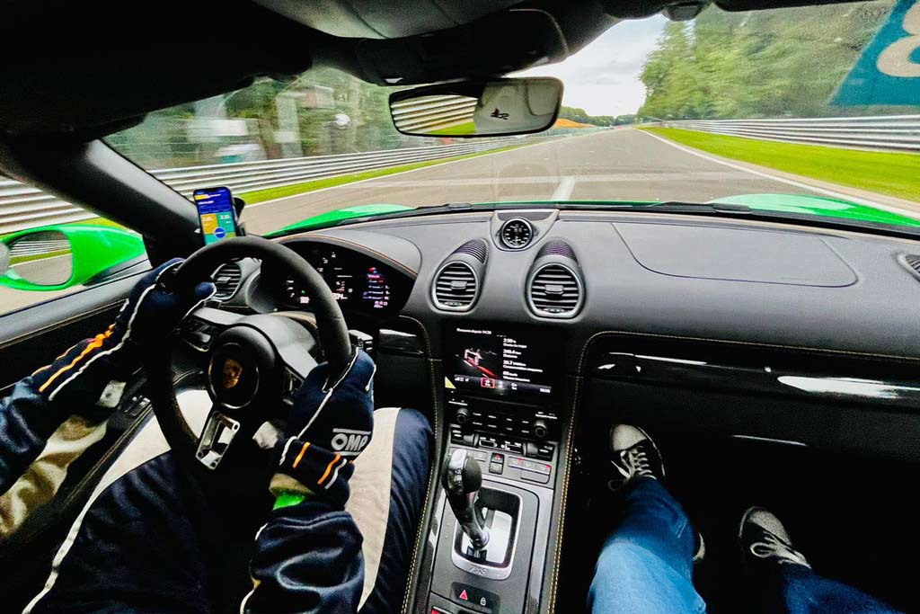 vibrez intérieur porsche sypder sur circuit: vue convoyeur avec impression de vitesse