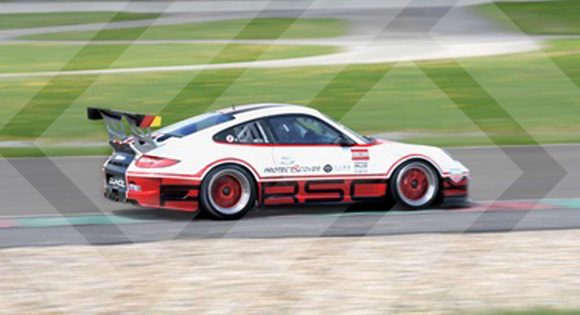 997Mk2-GT3-Cup porshe sur circuit avec impression de vitesse; elle a un aileron et est ouge et blanc
